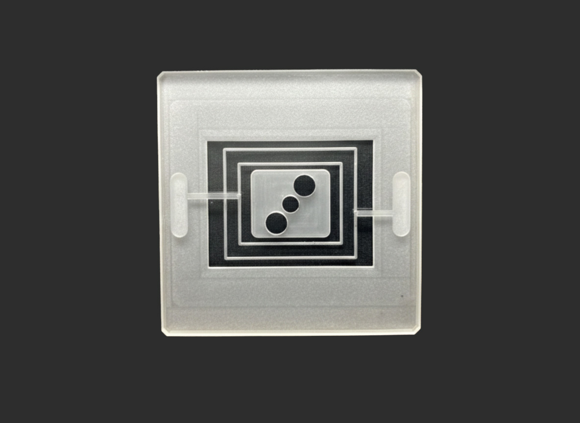 サンドブラストや研磨による表面処理が施された精密加工部品のサンプル