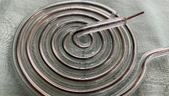 石英ガラス管を精密に巻き上げた、熱交換や冷却に用いられる螺旋状(スパイラル)加工部品