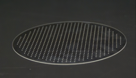 微細な孔加工が等間隔に施された受託加工による精密フィルタ・プレート部品