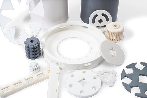 セラミックスや樹脂など、多種多様な素材を用いた精密旋盤・フライス加工部品の集合写真